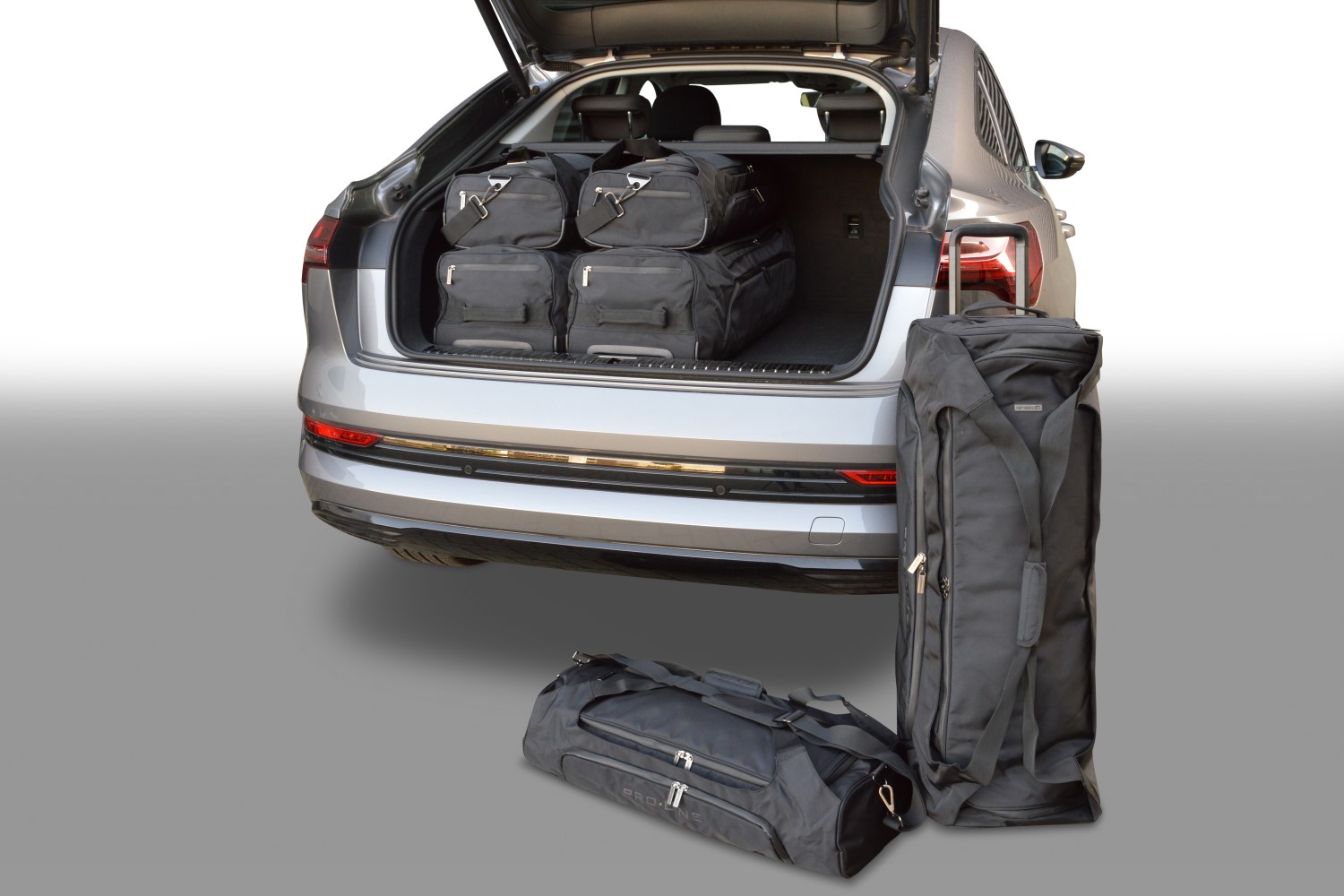 Car loaded with luggage hi-res stock photography and images - Alamy