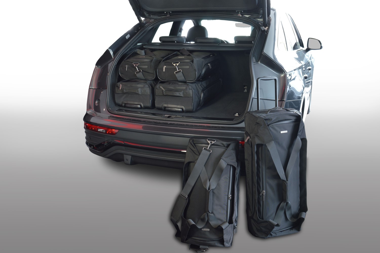 https://www.car-bags.com/images/stories/virtuemart/product/a26001sp-audi-q5-sportback-fyt-2021-travel-bag-set-1.jpg